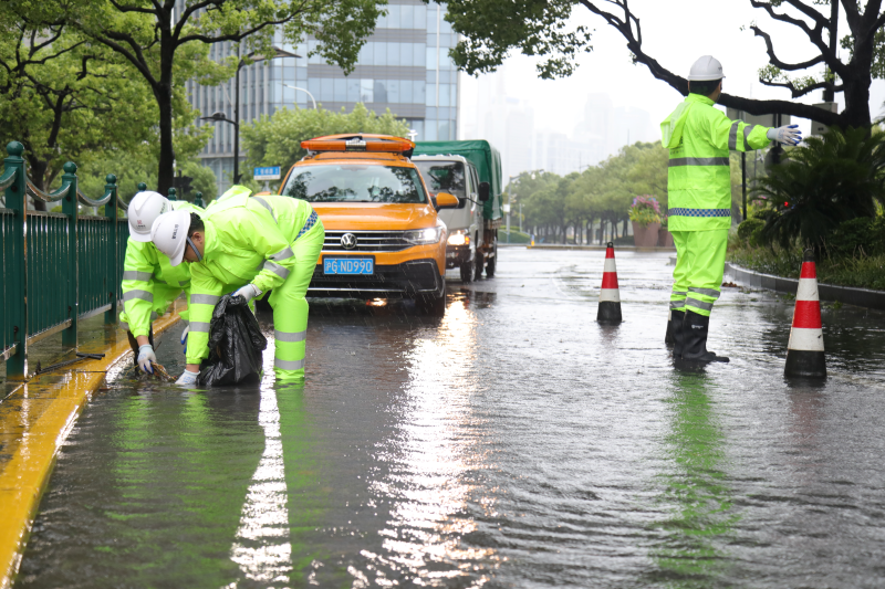 【图集】台风“白海豚”今晨致上海39处道路积水，正开展抢排清理