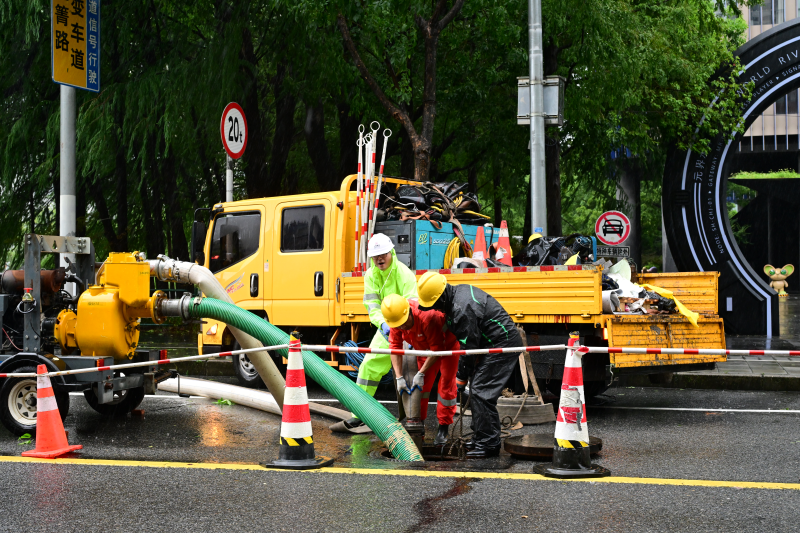 【图集】台风“白海豚”今晨致上海39处道路积水	，正开展抢排清理