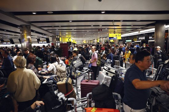 英国航空交通“大瘫痪	”余波未平 政府排除网络攻击可能