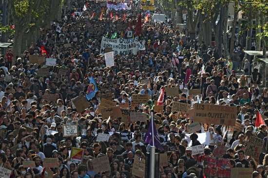 法国逾25万人参加学生抗议活动 内政部长称激烈程度“前所未有	”